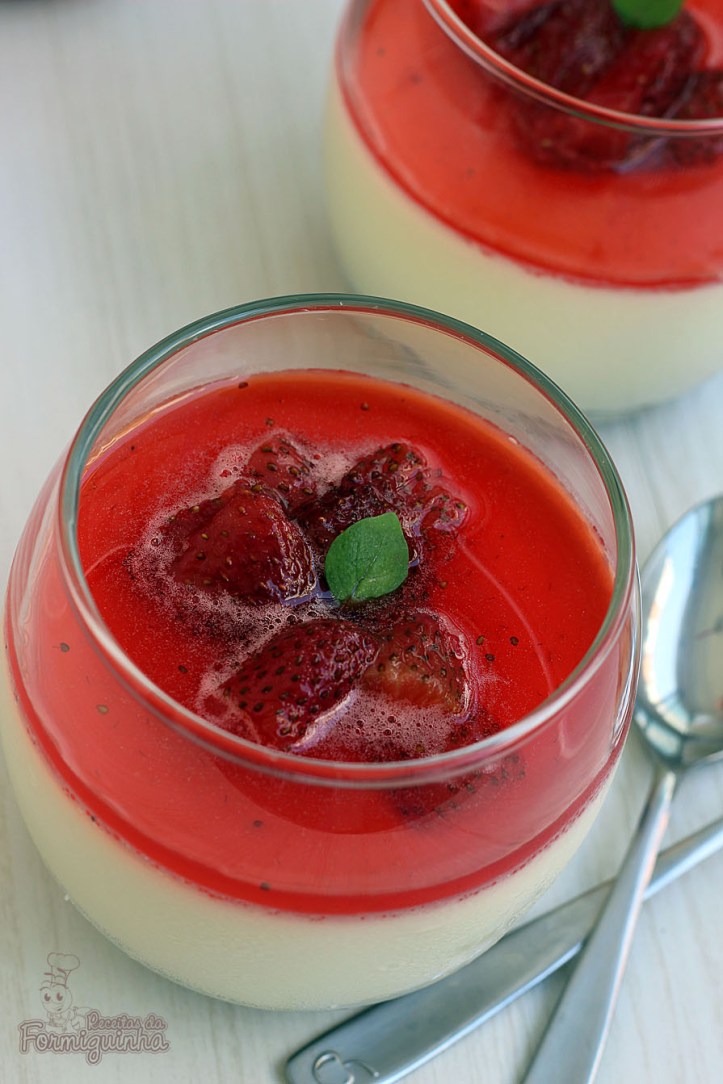 Sobremesa leve com gostinho de baunilha e coberta com uma deliciosa calda de morangos assados. Tudo de bom essa Panna Cotta de Baunilha com Morangos Assados..