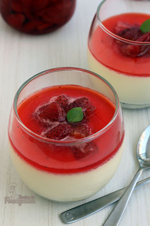 Sobremesa leve com gostinho de baunilha e coberta com uma deliciosa calda de morangos assados. Tudo de bom essa Panna Cotta de Baunilha com Morangos Assados..
