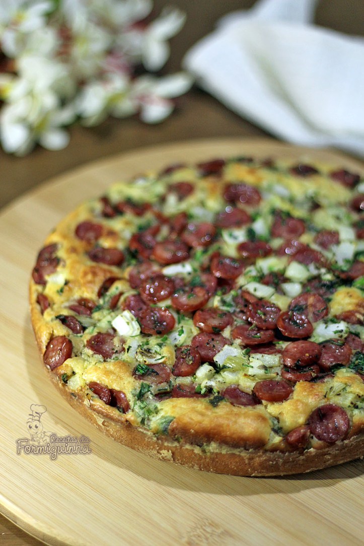 Torta deliciosa de calabresa. Essa massa é tão gostosa e versátil que pode ser feita com o sabor que preferir!
