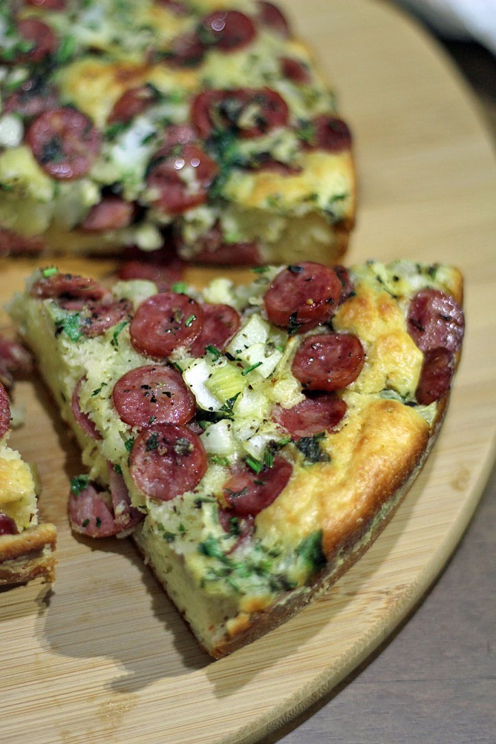 Torta deliciosa de calabresa. Essa massa é tão gostosa e versátil que pode ser feita com o sabor que preferir!