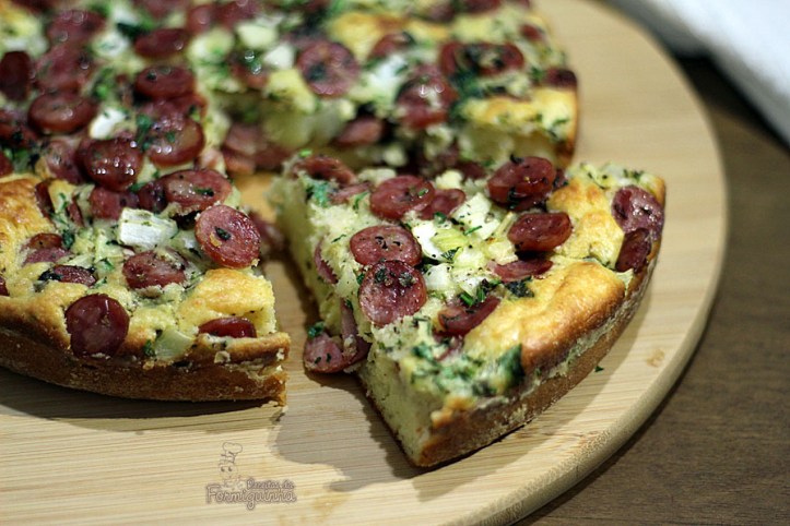 Torta deliciosa de calabresa. Essa massa é tão gostosa e versátil que pode ser feita com o sabor que preferir!