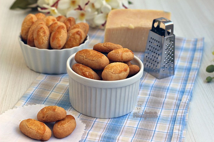 Viciantes! Esses biscoitinhos amanteigados e perfumados não vão durar muito tempo na sua mão.. Acredite! Ótimo aperitivo para comer a qualquer hora! Biscoito de Queijo Parmesão!