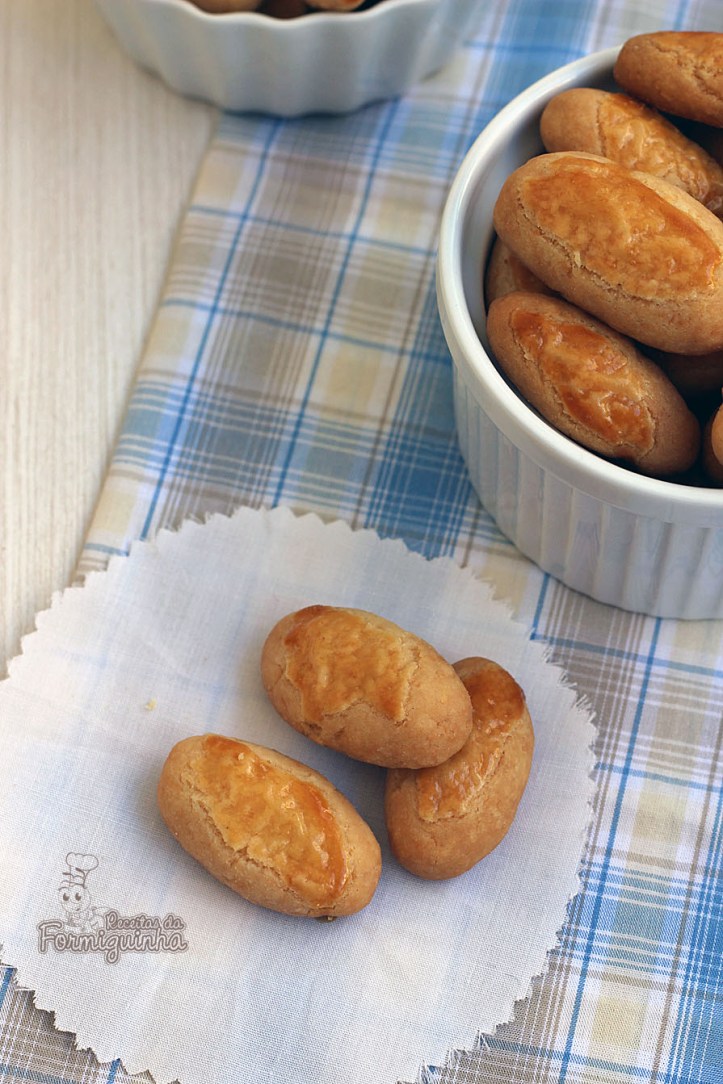 Viciantes! Esses biscoitinhos amanteigados e perfumados não vão durar muito tempo na sua mão.. Acredite! Ótimo aperitivo para comer a qualquer hora! Biscoito de Queijo Parmesão!