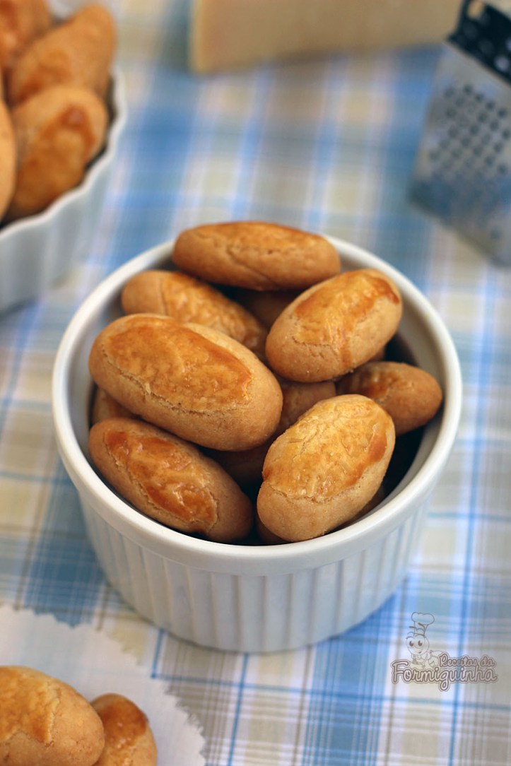 Viciantes! Esses biscoitinhos amanteigados e perfumados não vão durar muito tempo na sua mão.. Acredite! Ótimo aperitivo para comer a qualquer hora! Biscoito de Queijo Parmesão!