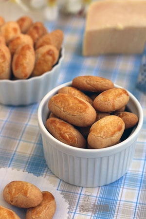 Viciantes! Esses biscoitinhos amanteigados e perfumados não vão durar muito tempo na sua mão.. Acredite! Ótimo aperitivo para comer a qualquer hora! Biscoito de Queijo Parmesão!