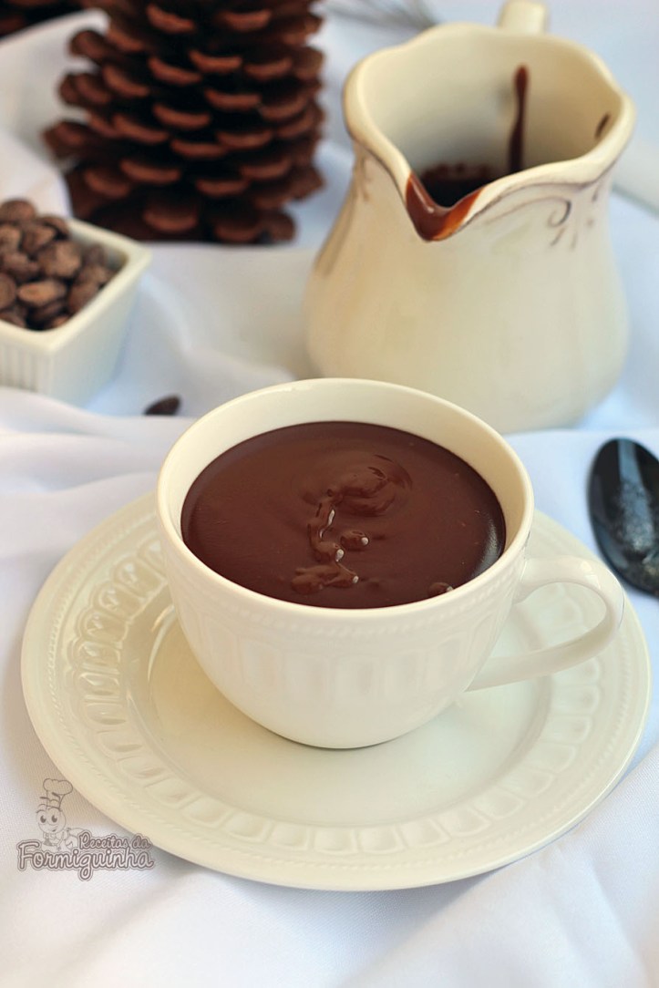 Ultra cremoso e bastante chocolatudo! Aquece a alma e o estômago nesse inverno gelado... E o melhor de tudo: você pode preparar, congelar por até 3 meses e esquentar essa delícia no microondas quando quiser... Chocolate Quente Cremoso!