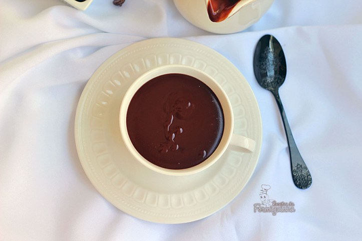 Ultra cremoso e bastante chocolatudo! Aquece a alma e o estômago nesse inverno gelado... E o melhor de tudo: você pode preparar, congelar por até 3 meses e esquentar essa delícia no microondas quando quiser... Chocolate Quente Cremoso!