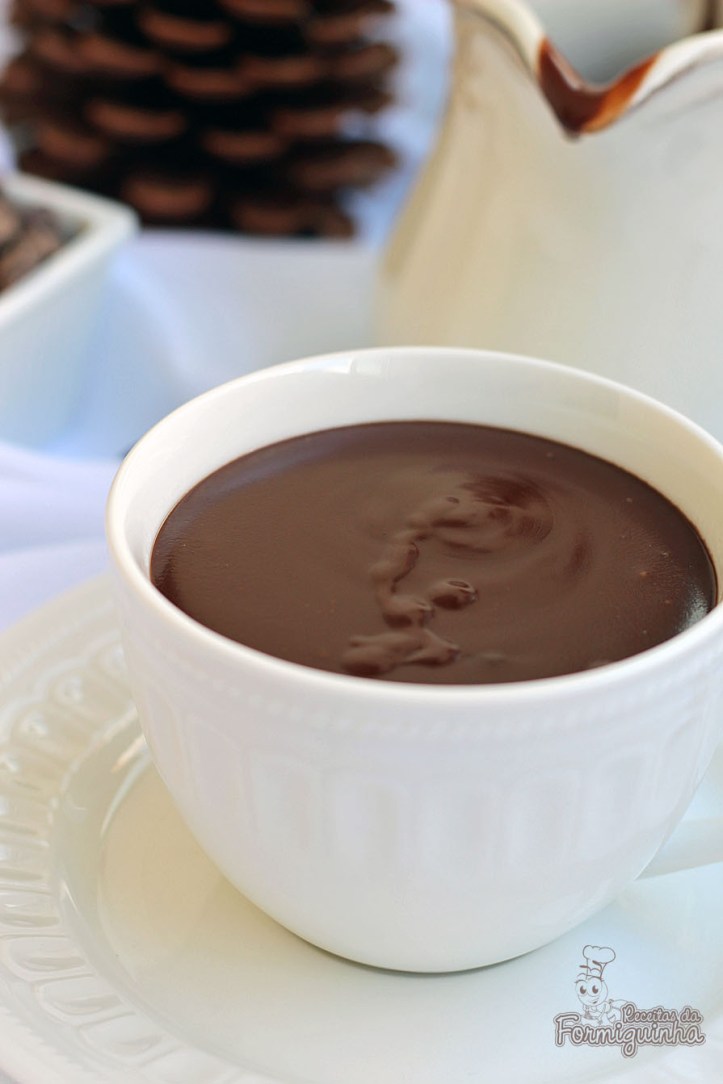 Ultra cremoso e bastante chocolatudo! Aquece a alma e o estômago nesse inverno gelado... E o melhor de tudo: você pode preparar, congelar por até 3 meses e esquentar essa delícia no microondas quando quiser... Chocolate Quente Cremoso!