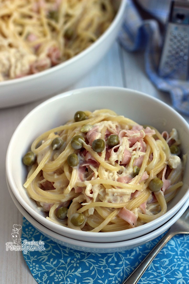 Massa al dente com molho branco, presunto, ervilhas e frango desfiado. Uma refeição completa e muito saborosa! Aproveite esse Espaguete à Parisiense..