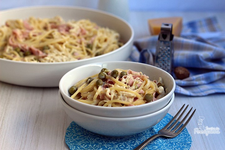 Massa al dente com molho branco, presunto, ervilhas e frango desfiado. Uma refeição completa e muito saborosa! Aproveite esse Espaguete à Parisiense..