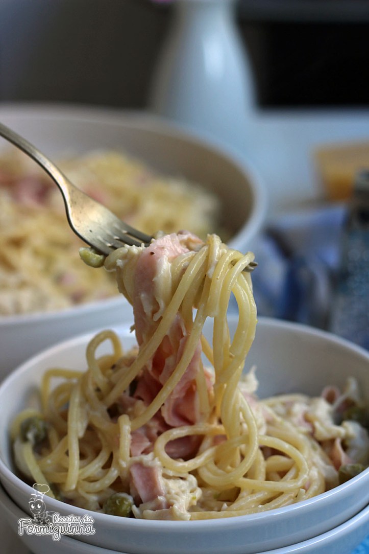Massa al dente com molho branco, presunto, ervilhas e frango desfiado. Uma refeição completa e muito saborosa! Aproveite esse Espaguete à Parisiense..