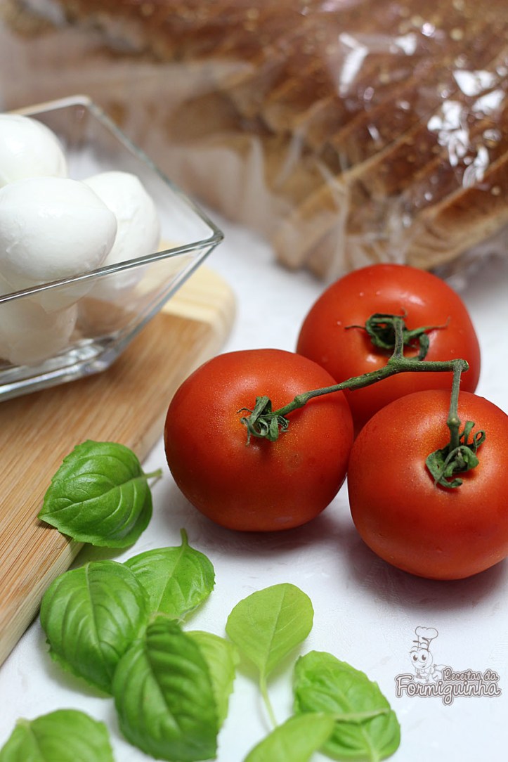 Leve, rápido de preparar e incrivelmente saboroso! Aproveite todo o aroma desse delicioso sanduíche caprese!