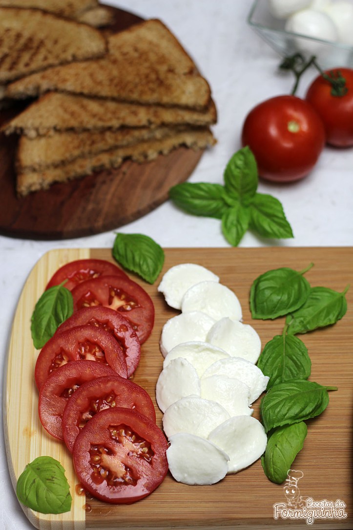 Leve, rápido de preparar e incrivelmente saboroso! Aproveite todo o aroma desse delicioso sanduíche caprese!