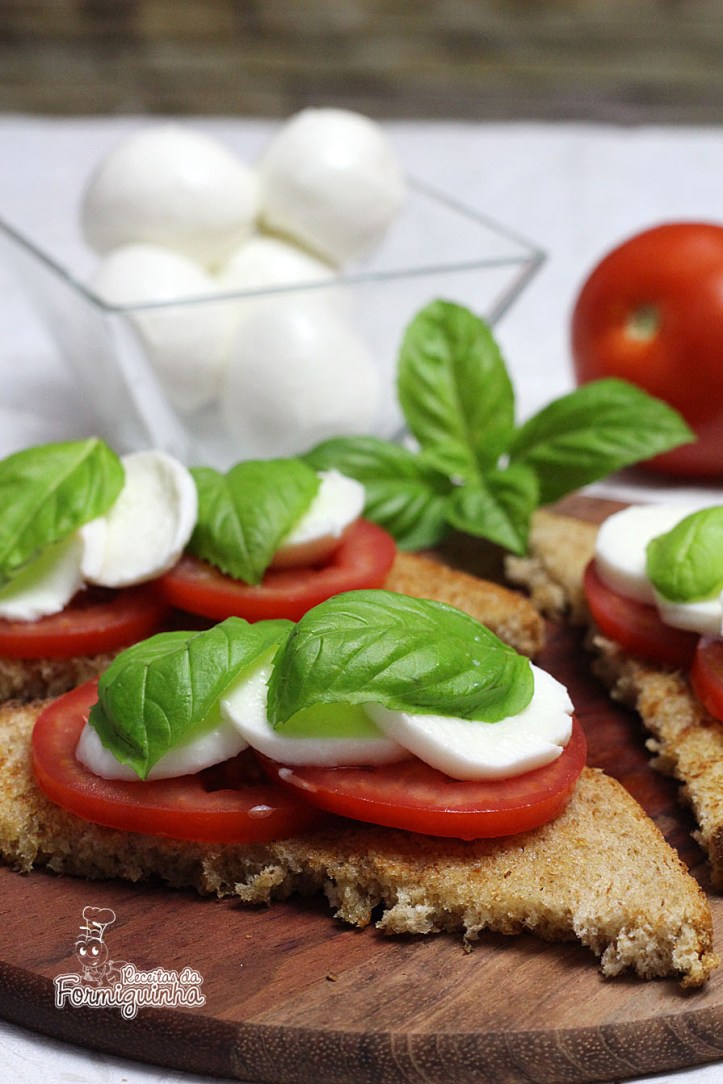 Leve, rápido de preparar e incrivelmente saboroso! Aproveite todo o aroma desse delicioso sanduíche caprese!