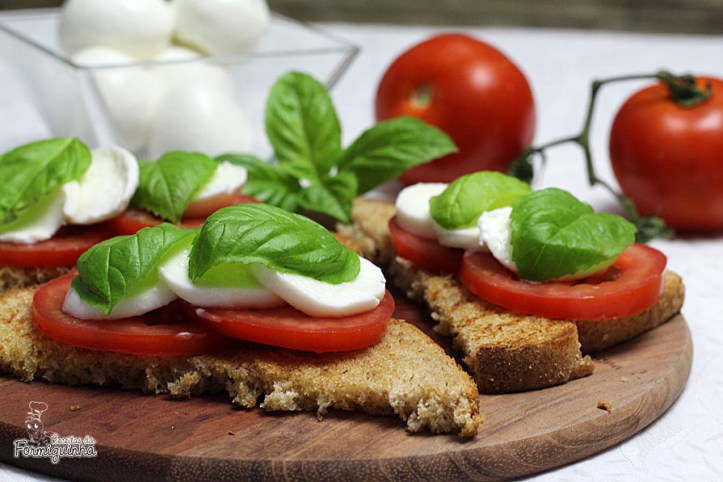 Leve, rápido de preparar e incrivelmente saboroso! Aproveite todo o aroma desse delicioso sanduíche caprese!