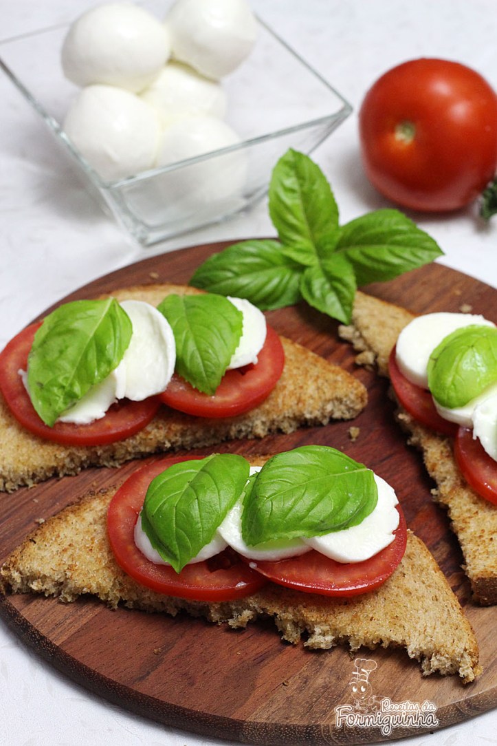 Leve, rápido de preparar e incrivelmente saboroso! Aproveite todo o aroma desse delicioso sanduíche caprese!