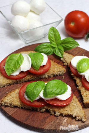 Leve, rápido de preparar e incrivelmente saboroso! Aproveite todo o aroma desse delicioso sanduíche caprese!