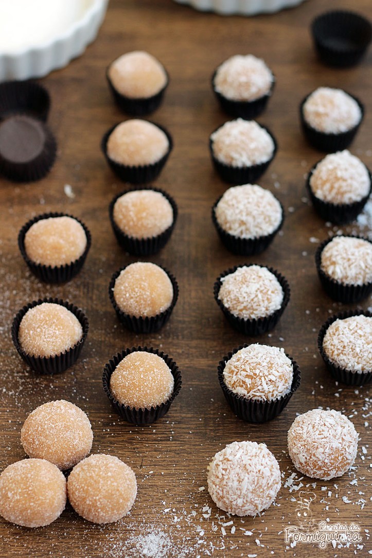 Bolinhas macias de doce de leite cobertas de coco ou açúcar para você comer rezando... Esses são os deliciosos Brigadeiros de Doce de Leite