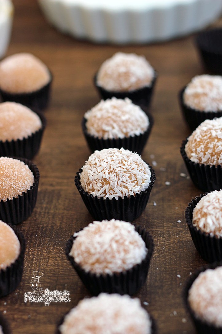 Bolinhas macias de doce de leite cobertas de coco ou açúcar para você comer rezando... Esses são os deliciosos Brigadeiros de Doce de Leite