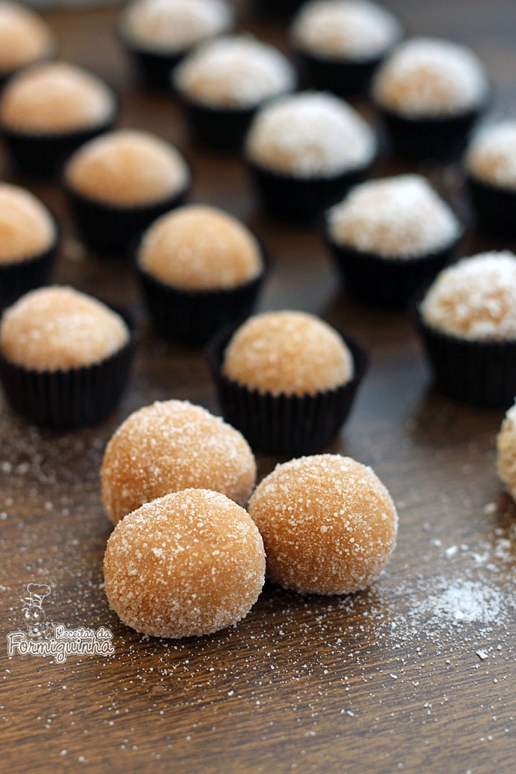 Bolinhas macias de doce de leite cobertas de coco ou açúcar para você comer rezando... Esses são os deliciosos Brigadeiros de Doce de Leite