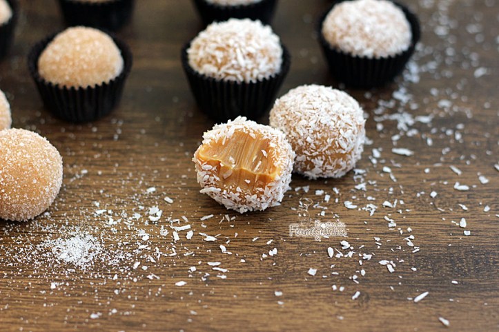 Bolinhas macias de doce de leite cobertas de coco ou açúcar para você comer rezando... Esses são os deliciosos Brigadeiros de Doce de Leite
