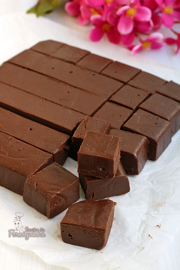 Quadradinhos macios saborizados com Nutella! Esses fudges vão fazer você não querer parar de comer. Incrível Fudge de Nutella!