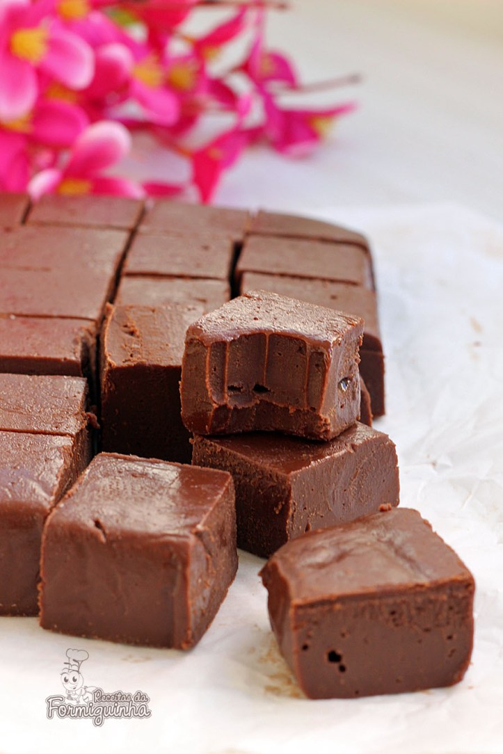 Quadradinhos macios saborizados com Nutella! Esses fudges vão fazer você não querer parar de comer. Incrível Fudge de Nutella!