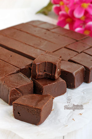 Quadradinhos macios saborizados com Nutella! Esses fudges vão fazer você não querer parar de comer. Incrível Fudge de Nutella!