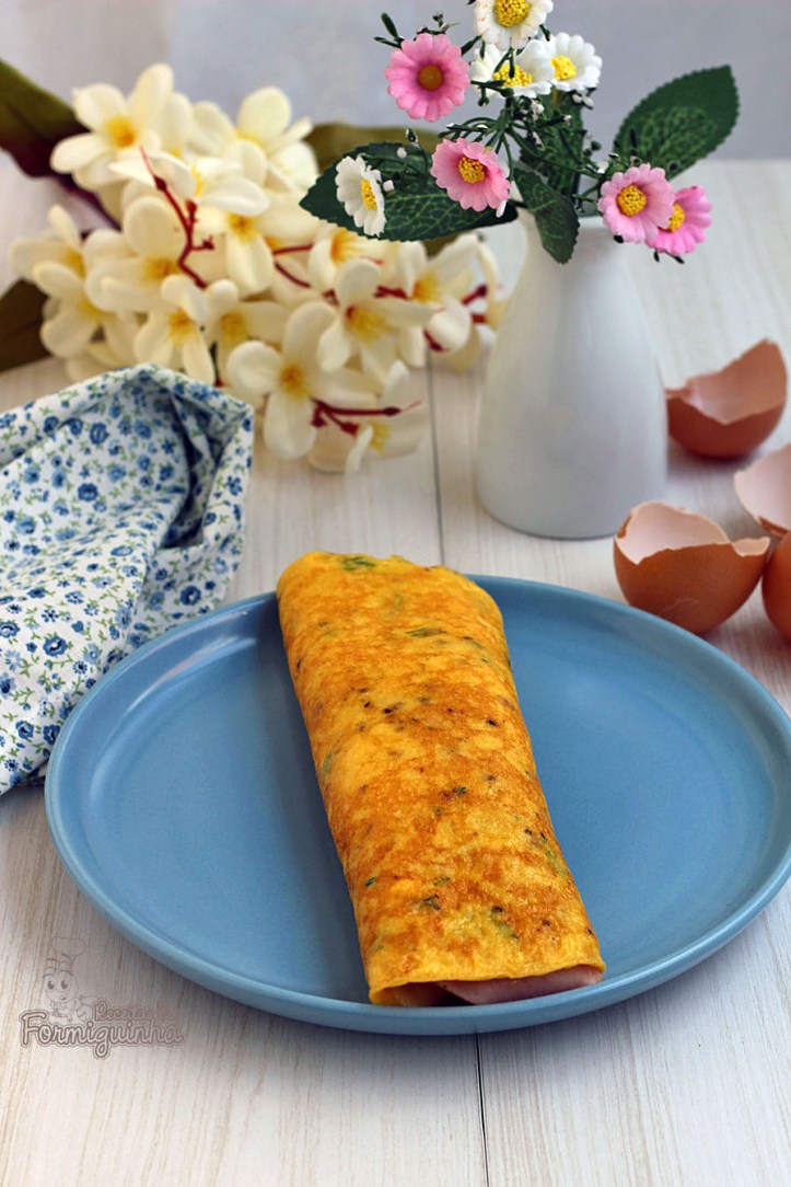 Omelete recheada com queijo e presunto em formato de panqueca! Refeição rápida e deliciosa para um dia corrido...