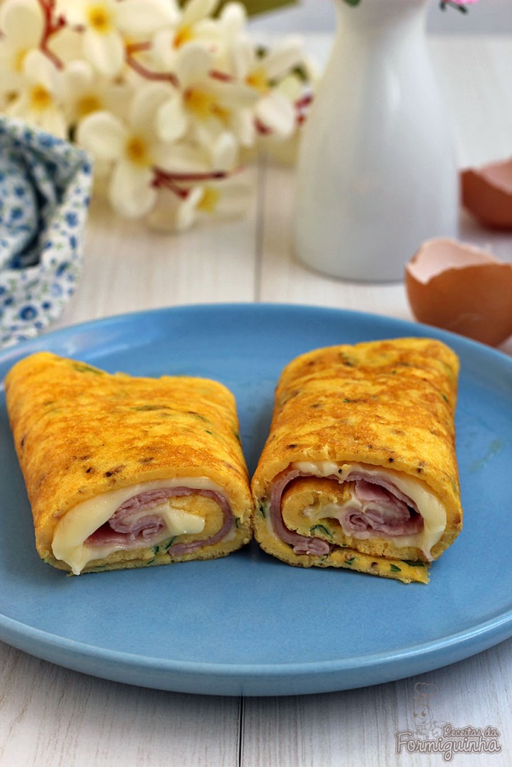 Omelete recheada com queijo e presunto em formato de panqueca! Refeição rápida e deliciosa para um dia corrido...