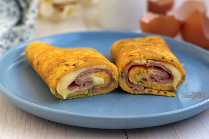 Omelete recheada com queijo e presunto em formato de panqueca! Refeição rápida e deliciosa para um dia corrido...