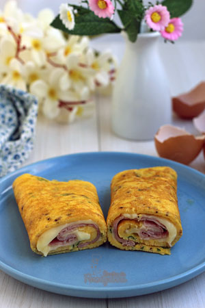 Omelete recheada com queijo e presunto em formato de panqueca! Refeição rápida e deliciosa para um dia corrido...