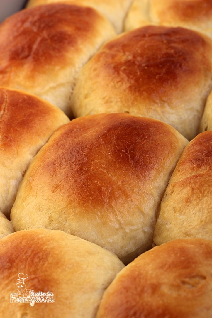 Pão-doce fofinho, macio e muito saboroso! Feito com farinha própria para pão e banhando em calda deliciosa de leite condensado e recheio de coco.