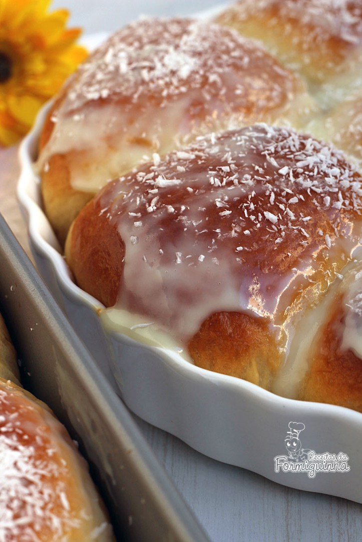 Pão-doce fofinho, macio e muito saboroso! Feito com farinha própria para pão e banhando em calda deliciosa de leite condensado e recheio de coco.