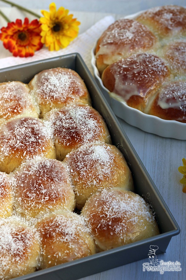 Pão-doce fofinho, macio e muito saboroso! Feito com farinha própria para pão e banhando em calda deliciosa de leite condensado e recheio de coco.