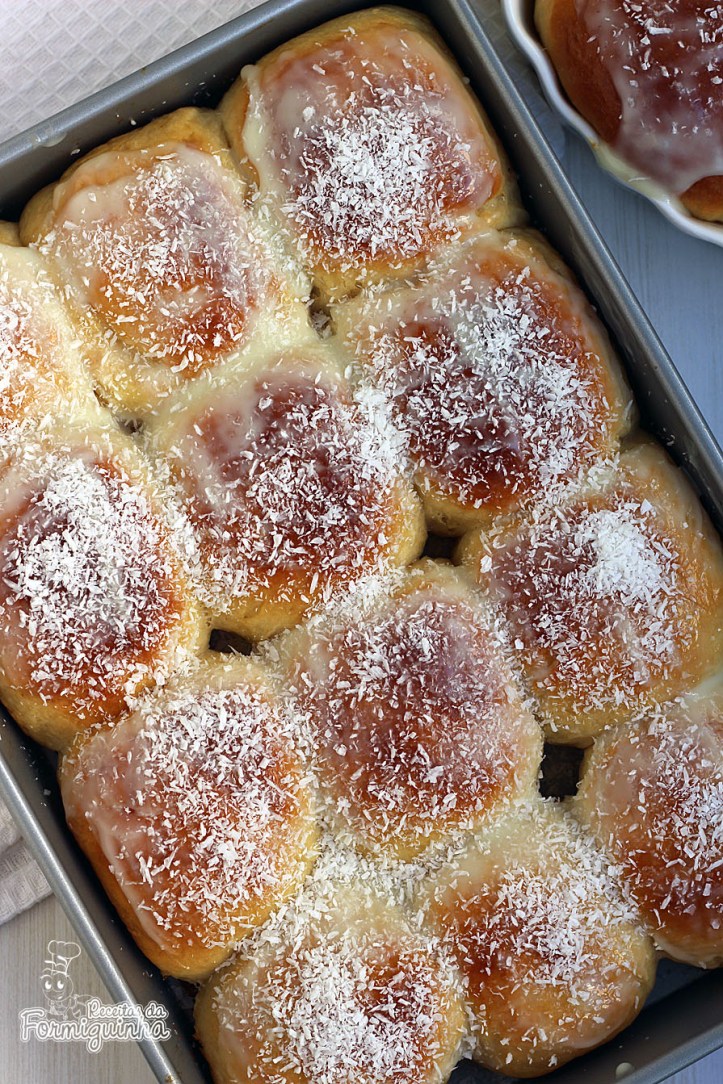 Pão-doce fofinho, macio e muito saboroso! Feito com farinha própria para pão e banhando em calda deliciosa de leite condensado e recheio de coco.