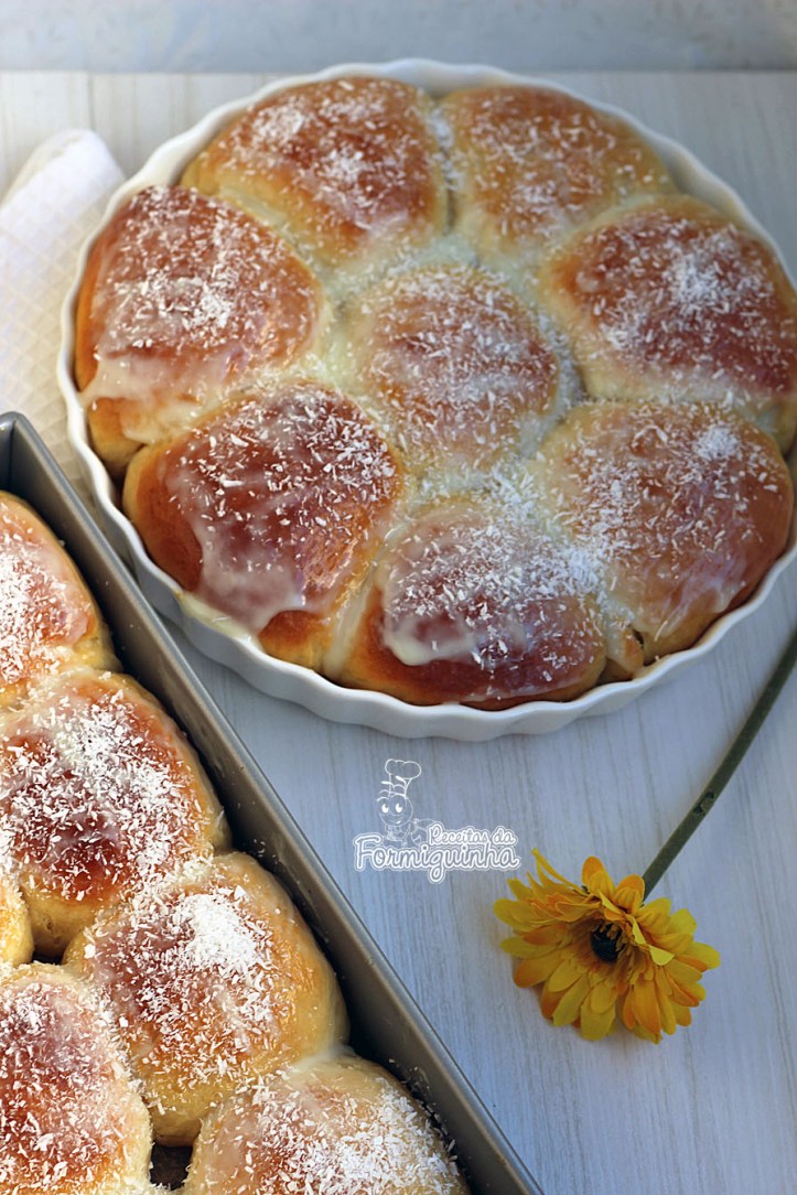 Pão-doce fofinho, macio e muito saboroso! Feito com farinha própria para pão e banhando em calda deliciosa de leite condensado e recheio de coco.