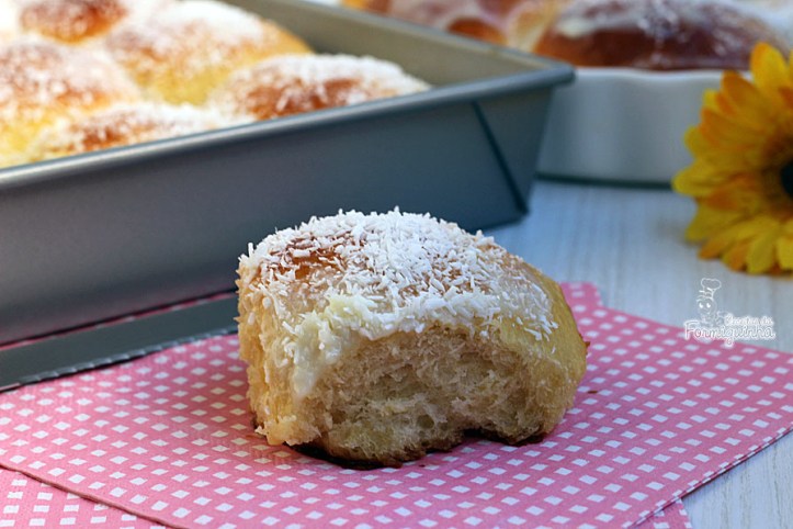 Pão-doce fofinho, macio e muito saboroso! Feito com farinha própria para pão e banhando em calda deliciosa de leite condensado e recheio de coco.
