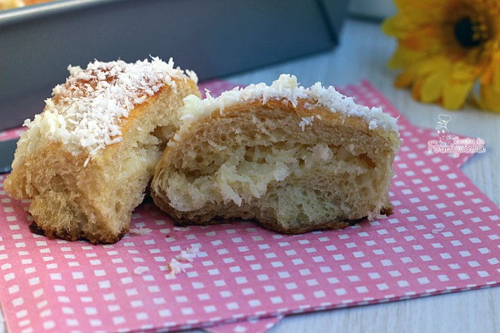 Pão-doce fofinho, macio e muito saboroso! Feito com farinha própria para pão e banhando em calda deliciosa de leite condensado e recheio de coco.