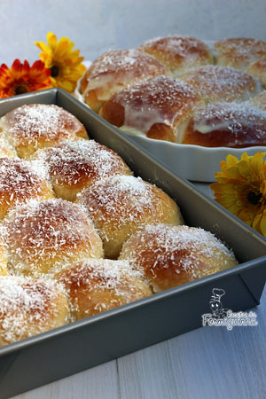 Pão-doce fofinho, macio e muito saboroso! Feito com farinha própria para pão e banhando em calda deliciosa de leite condensado e recheio de coco.