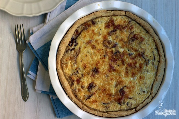 Massa crocante com recheio de cebolas caramelizadas e queijo... Prática e deliciosa essa Quiche de Cebola com Queijo!