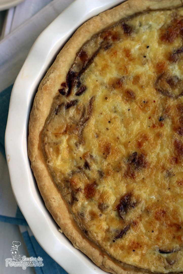 Massa crocante com recheio de cebolas caramelizadas e queijo... Prática e deliciosa essa Quiche de Cebola com Queijo!