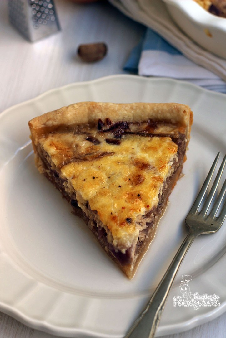 Massa crocante com recheio de cebolas caramelizadas e queijo... Prática e deliciosa essa Quiche de Cebola com Queijo!