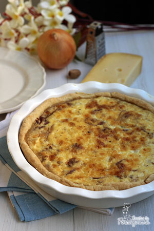 Massa crocante com recheio de cebolas caramelizadas e queijo... Prática e deliciosa essa Quiche de Cebola com Queijo!
