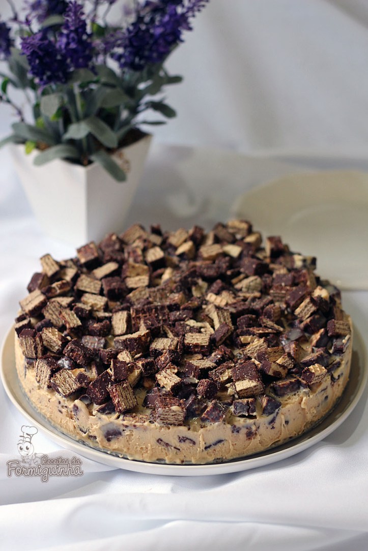 Sorvete caseiro de doce de leite misturado com muito, muito Bis! Incrivelmente deliciosa essa Torta Bis!