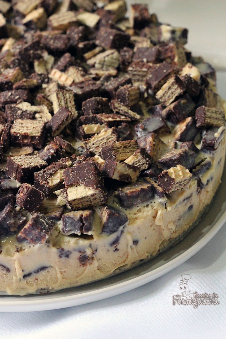 Sorvete caseiro de doce de leite misturado com muito, muito Bis! Incrivelmente deliciosa essa Torta Bis!