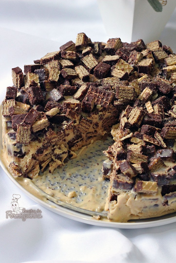 Sorvete caseiro de doce de leite misturado com muito, muito Bis! Incrivelmente deliciosa essa Torta Bis!