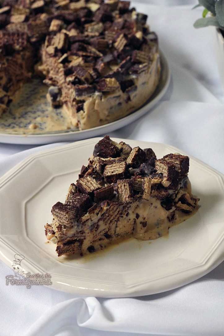 Sorvete caseiro de doce de leite misturado com muito, muito Bis! Incrivelmente deliciosa essa Torta Bis!