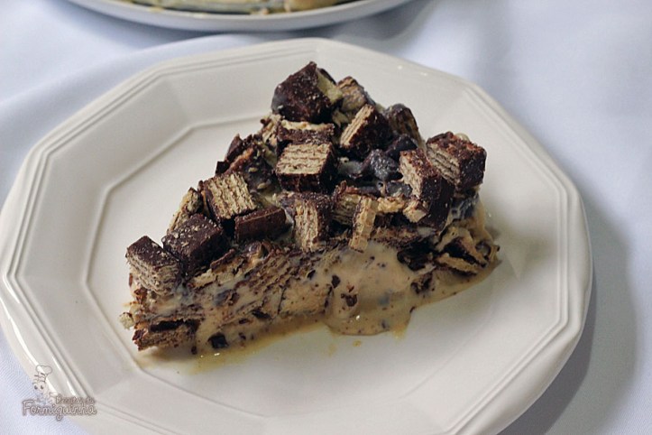 Sorvete caseiro de doce de leite misturado com muito, muito Bis! Incrivelmente deliciosa essa Torta Bis!