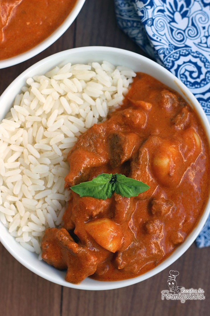 Refeição completa servida com arroz branco e batata palha (opcional), esse Strogonoff de Carne fica super saboroso e encorpado!